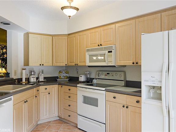 4th image of 6001 SE Martinique Dr #14-103