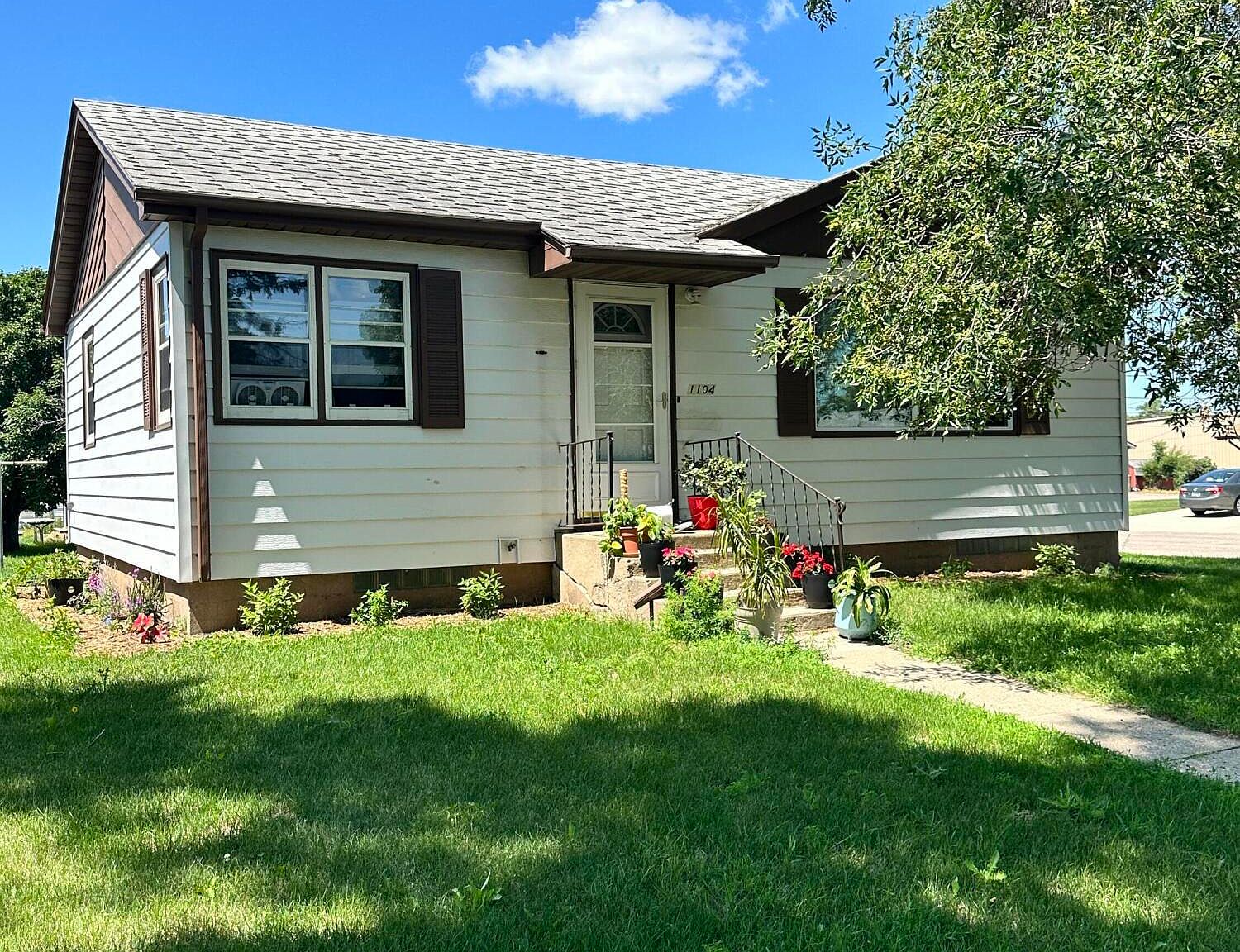 1104 6th Ave SE, Jamestown, ND 58401 Zillow