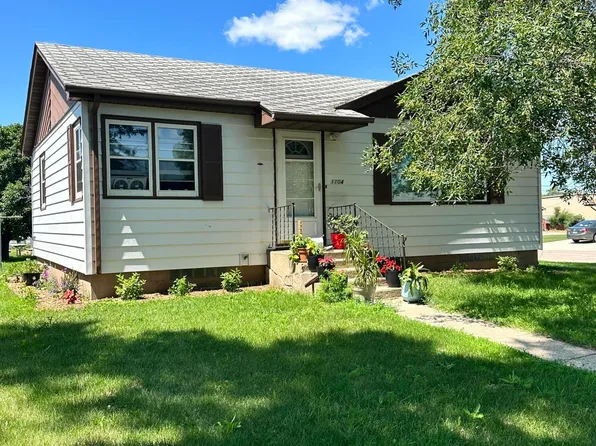 1104 6th Ave SE, Jamestown, ND 58401