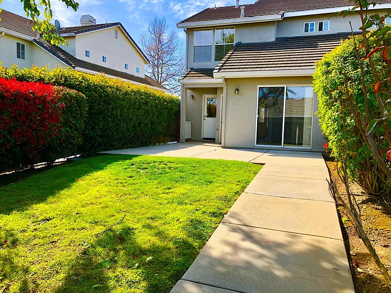 830 E Dana St — Photo 11