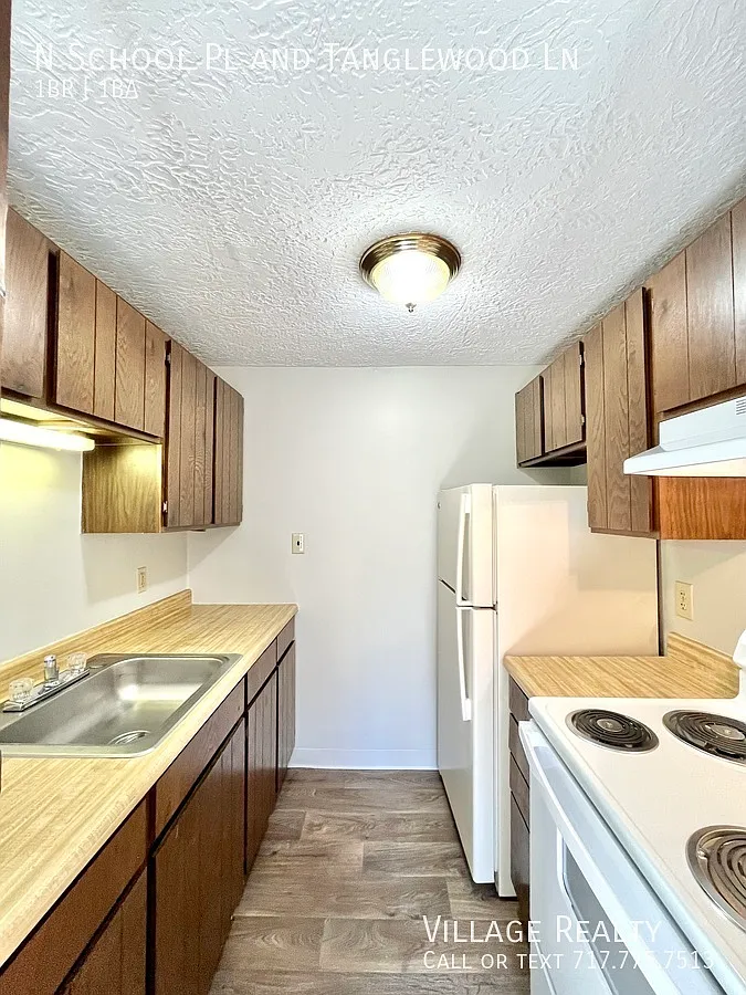 Move-In Ready! Top Floor! Roomy 1-Bed With A/C & Off-Street Parking! — Photo 2