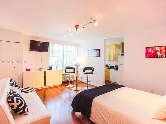 2nd image of 420 15th St APT 306
