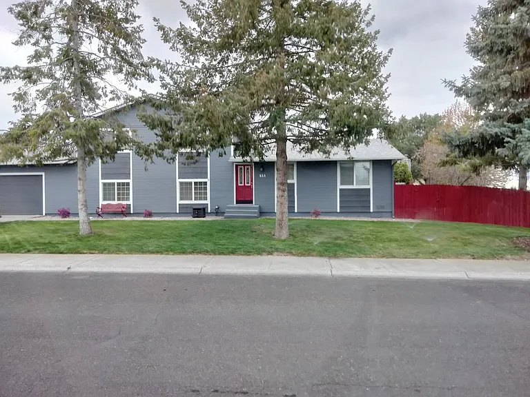 213 Sharon Ave E — Photo 3