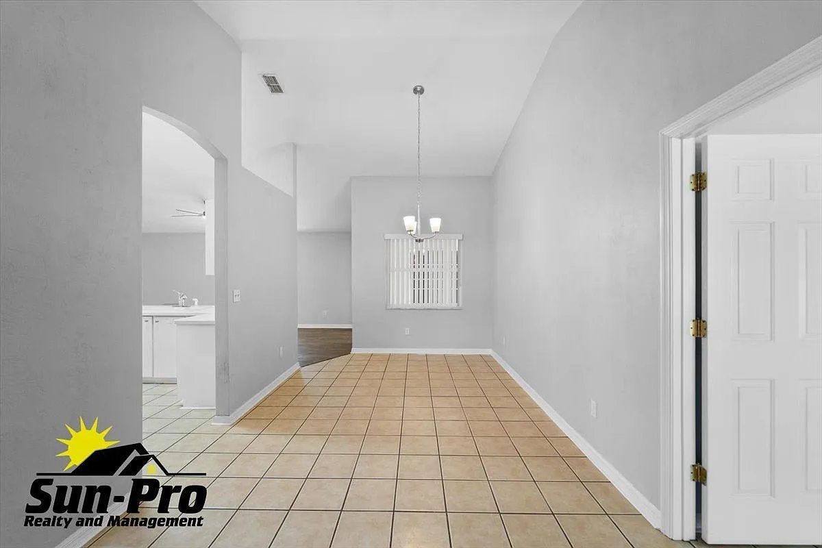 3 bed, 2.0 bath, 1732 sqft, $2,430 — Photo 3