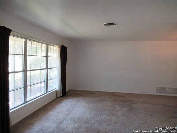 5th image of 215 Meadowood Ln