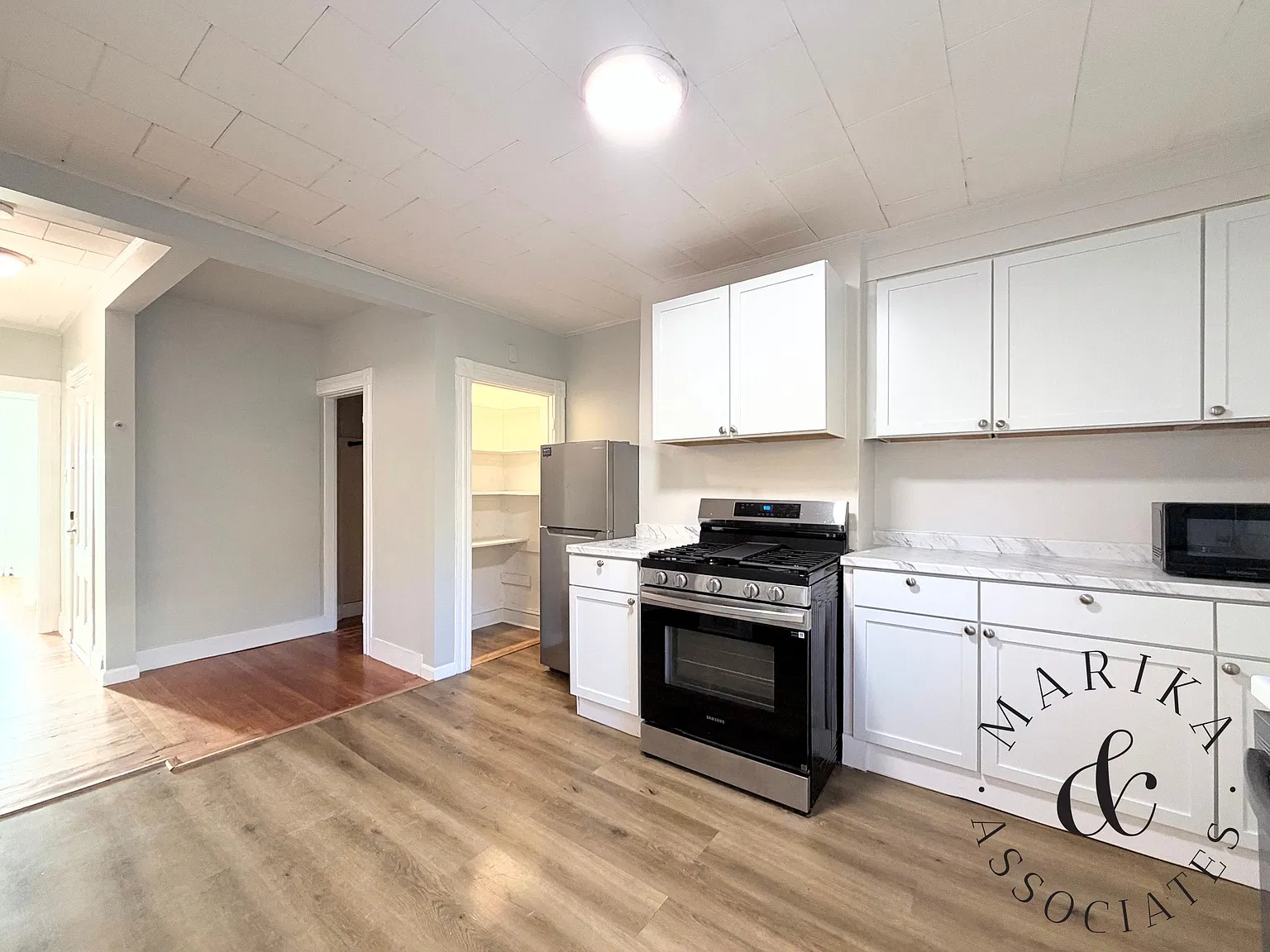 3 bed, 1.0 bath, 950 sqft, $3,000 — Photo 2