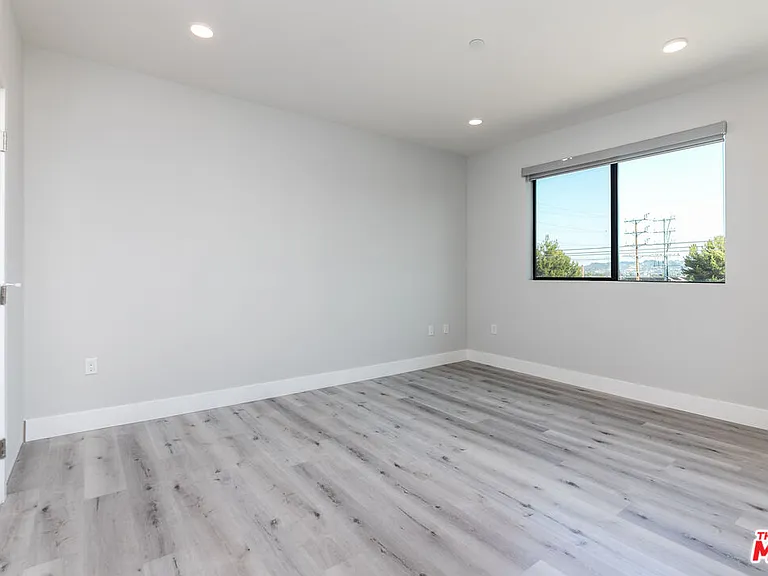14612 Calvert St #404 — Photo 14