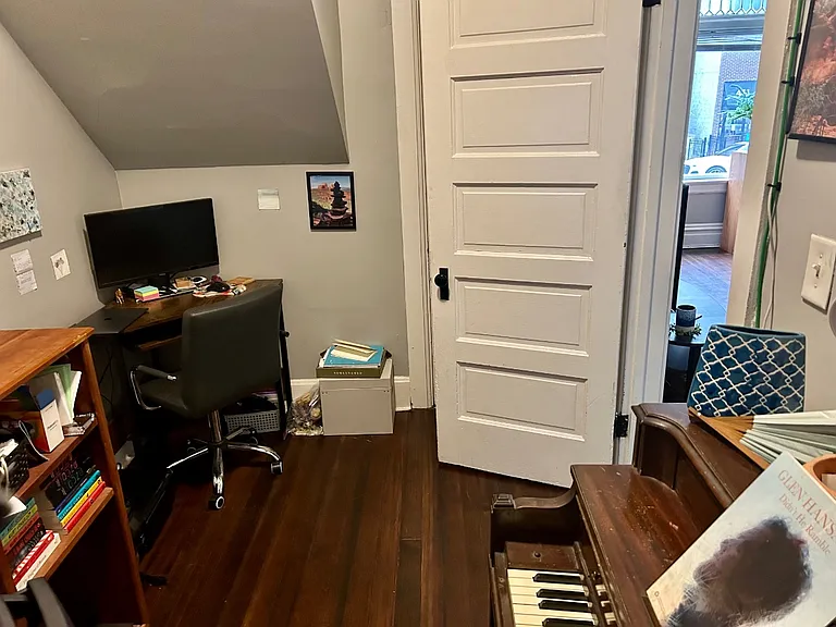 2552 N Southport Ave #1F — Photo 5