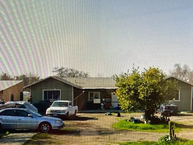 2443 S B St photo 1