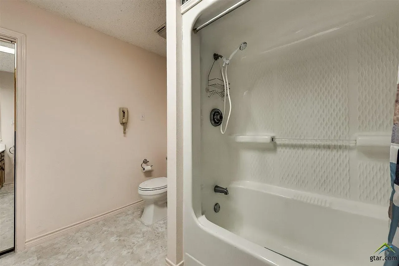 2 bed, 2500 sqft, $2,300 — Photo 1