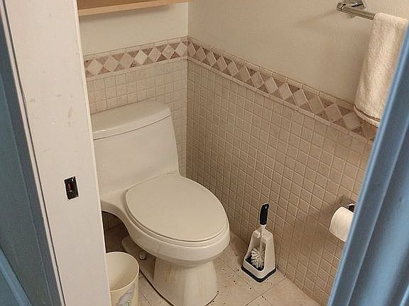 Tile wainscoating, 1 piece toilets