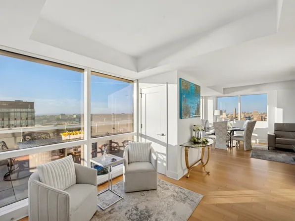 2628 Broadway image 2 of 12