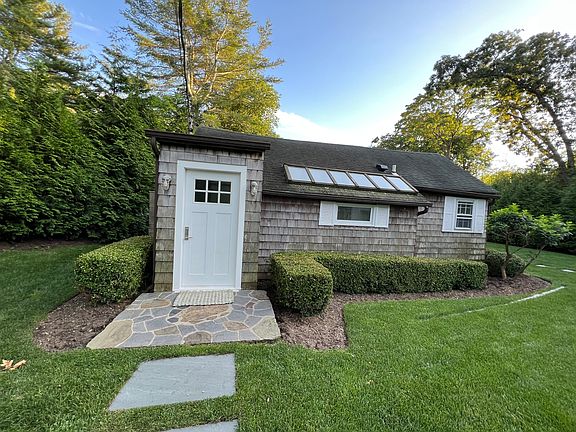 3rd image of 126 Accabonac Rd