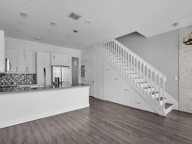 624 SW 147th Ave — Photo 1
