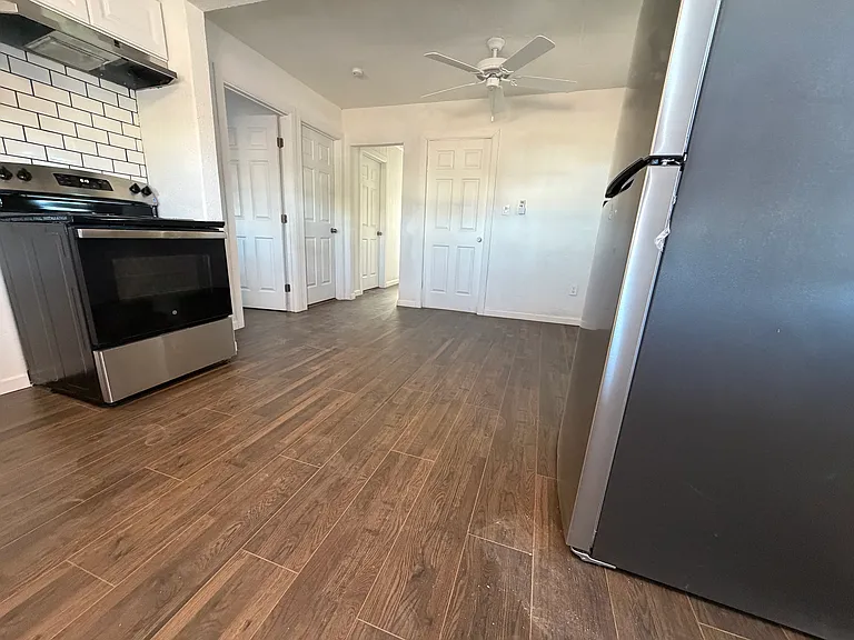 241 S California St — Photo 36