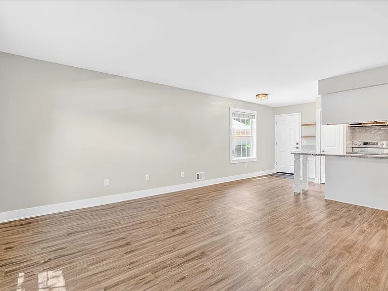 306 Roe St — Photo 9