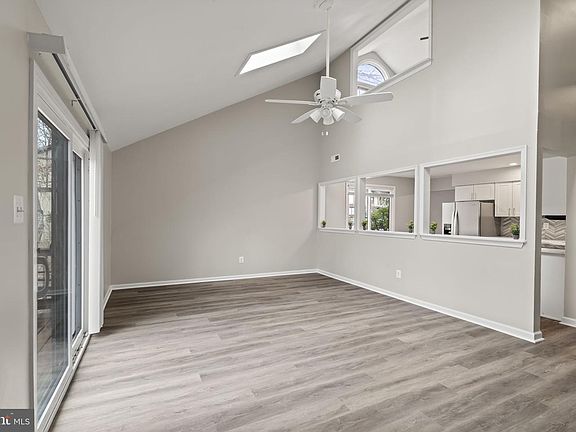 5th image of 233 Keats Dr