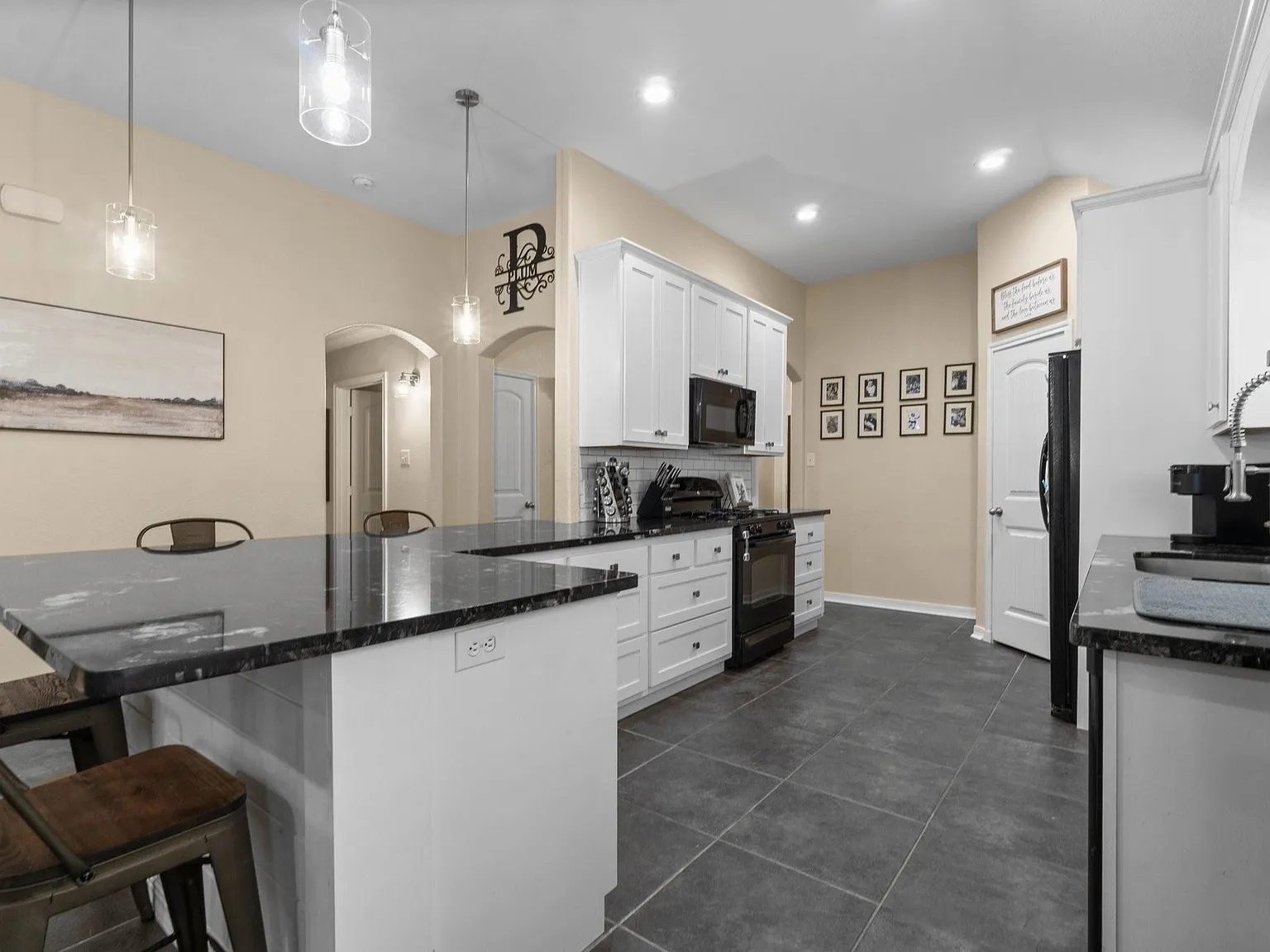 4 bed, 2.0 bath, 1794 sqft, $2,100 — Photo 2