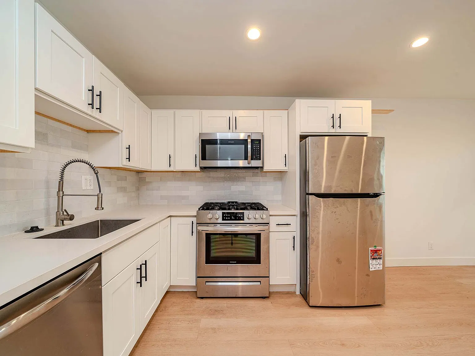 686 S Ardmore Ave — Photo 3