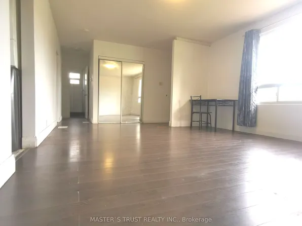 6 Cross Hill Rd, Toronto, ON M1T 3E4