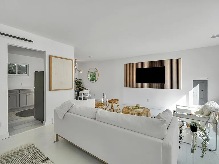 138 W Tiana Rd — Photo 3