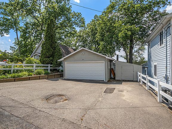 3rd image of 851 Woodland Bch