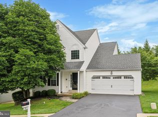 422 Carpenters Cove Ln, Downingtown, PA 19335