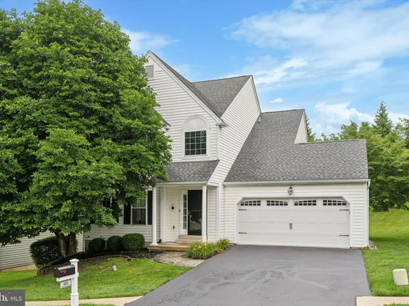 422 Carpenters Cove Ln, Downingtown, PA 19335