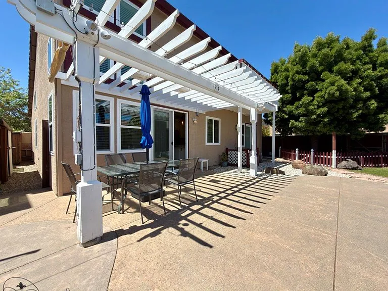 94 S Newport Dr — Photo 37
