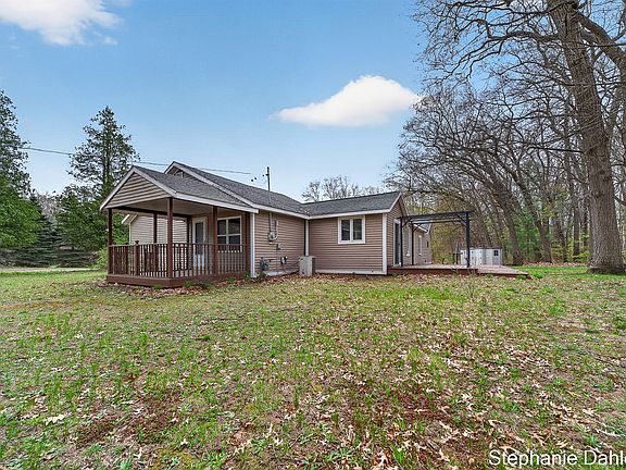 2nd image of 1093 E Giles Rd
