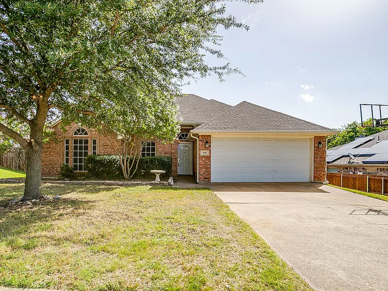 608 Gracie Ln — Photo 1