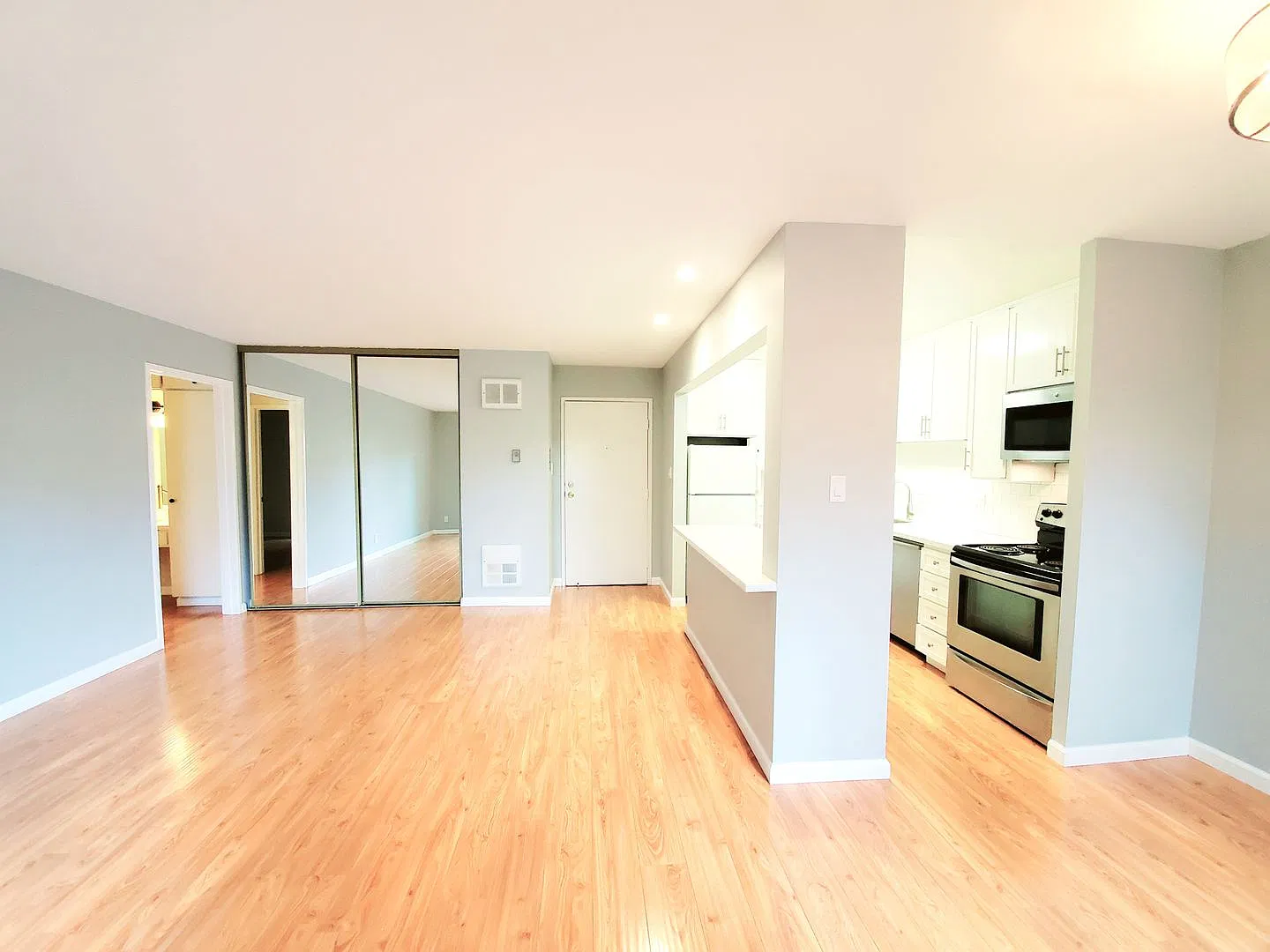 Beautiful woodlake unit with large patio — Photo 4