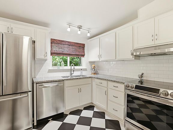 4th image of 907 Maplewood Ave