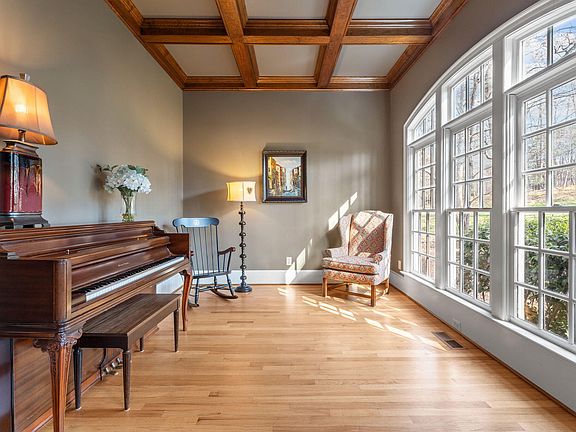 5th image of 1325 Caistor Ln