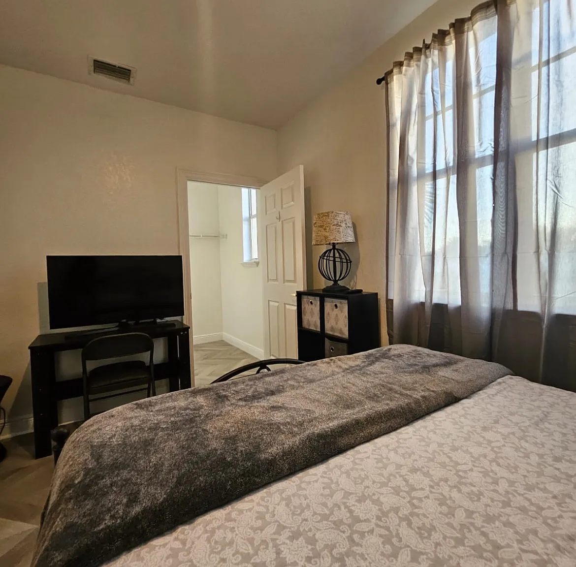 1 bed, 2020 sqft, $1,400 — Photo 2