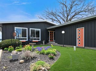 1043 E Northshore Dr, Syracuse, IN 46567