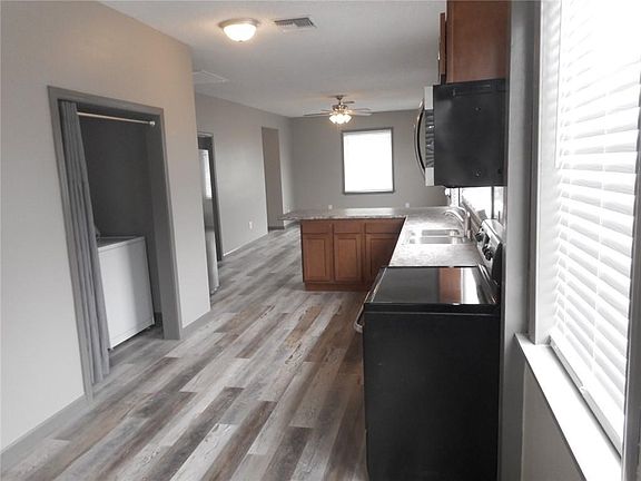 5th image of 566 Francis St