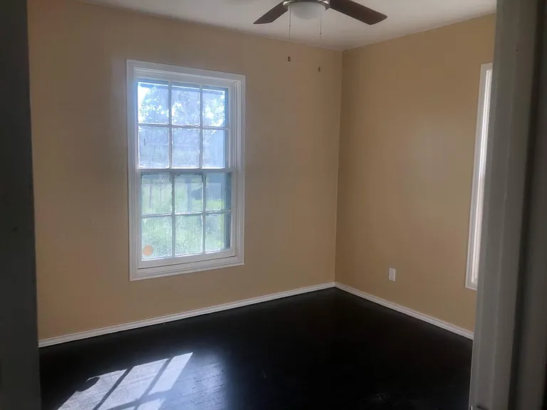 704 Deane Dr — Photo 3