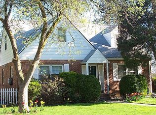 2 Brown Rd, Great Neck, NY 11024