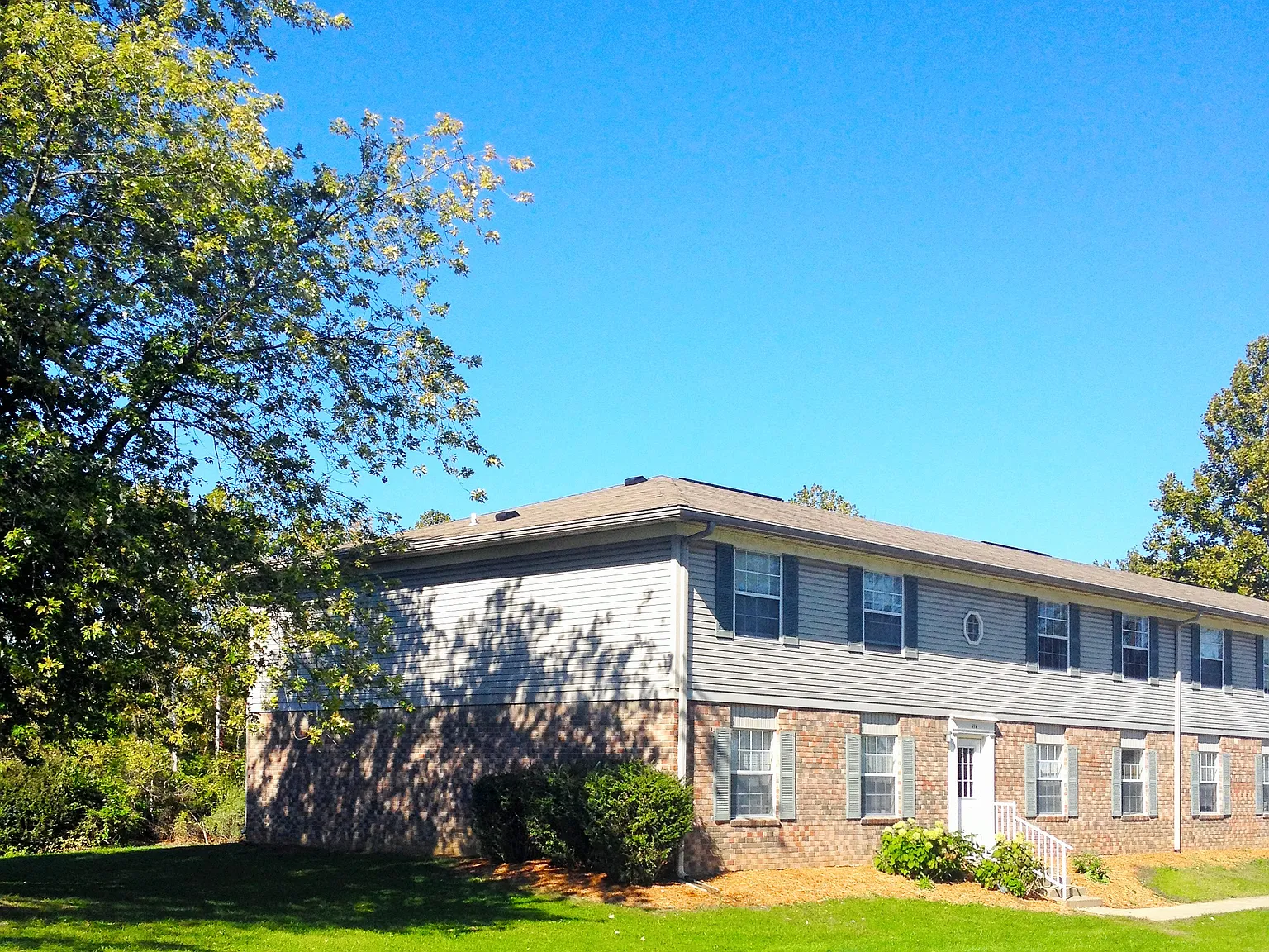 Lakeside Apartments at Walnut Hills — Photo 3