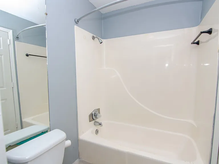 1041 Harold Dr — Photo 8