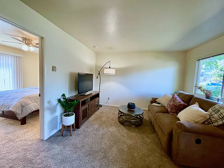 7th Street Manor — Photo 18