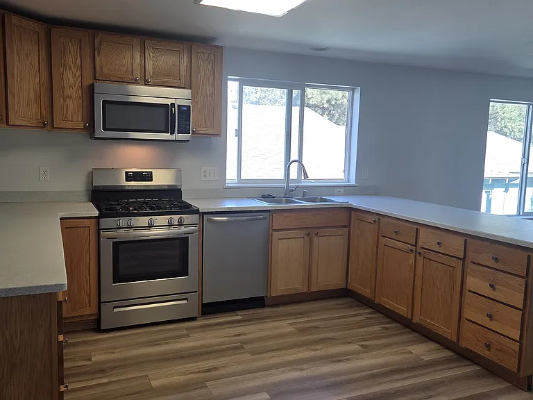 432 NE Seward Ave #B — Photo 4