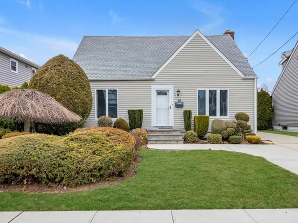 109 6th Street, New Hyde Park, NY 11040