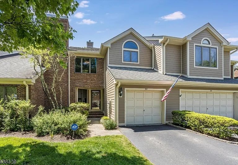 35 Lenox Ct — Photo 1
