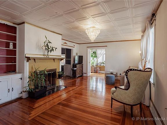 5th image of 146 Garden St
