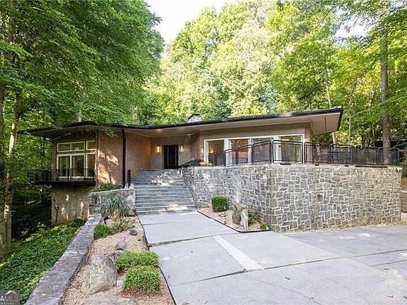 3rd image of 770 Kings Way NW