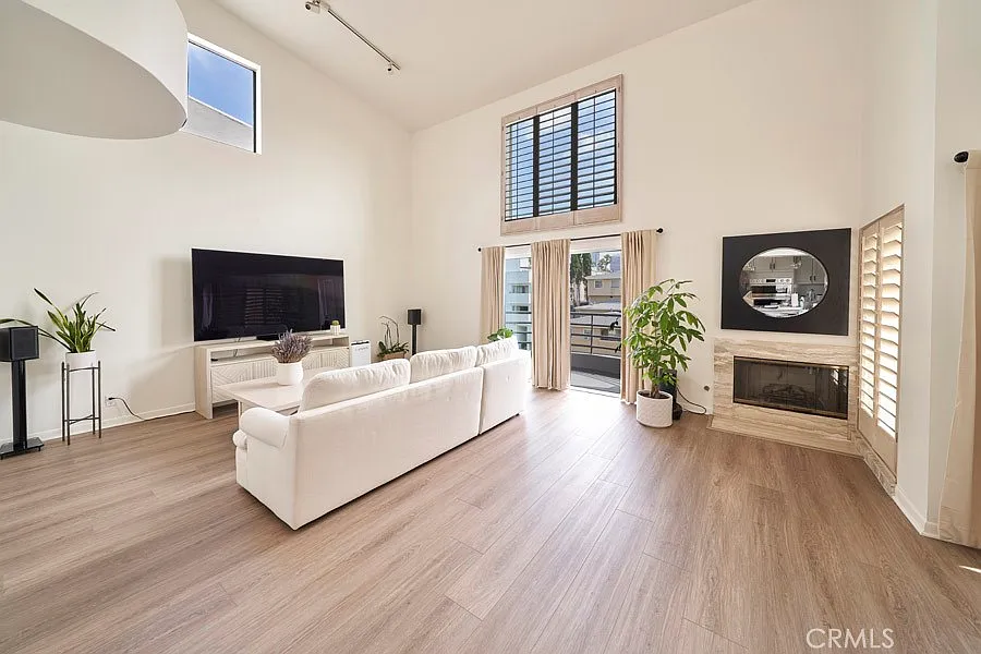 2 bed, 2.5 bath, 1640 sqft, $7,400 — Photo 2