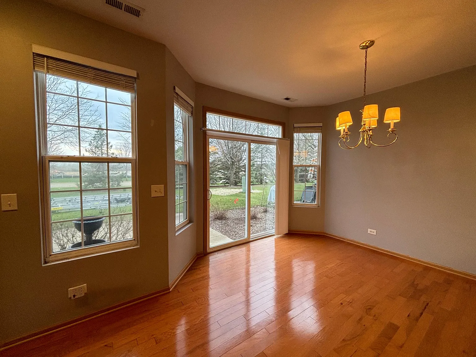 2647 Williamsburg Dr — Photo 3