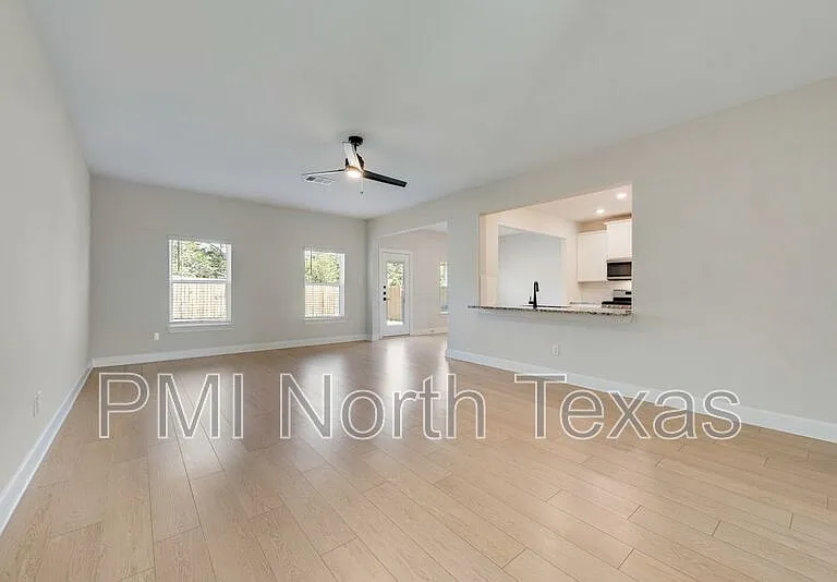 1421 Butler Ave — Photo 7
